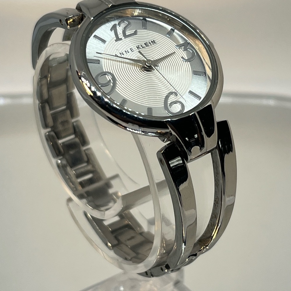 ANNE KLEIN! A beautiful Silver tone excellent condition! Size 6 nice quality!